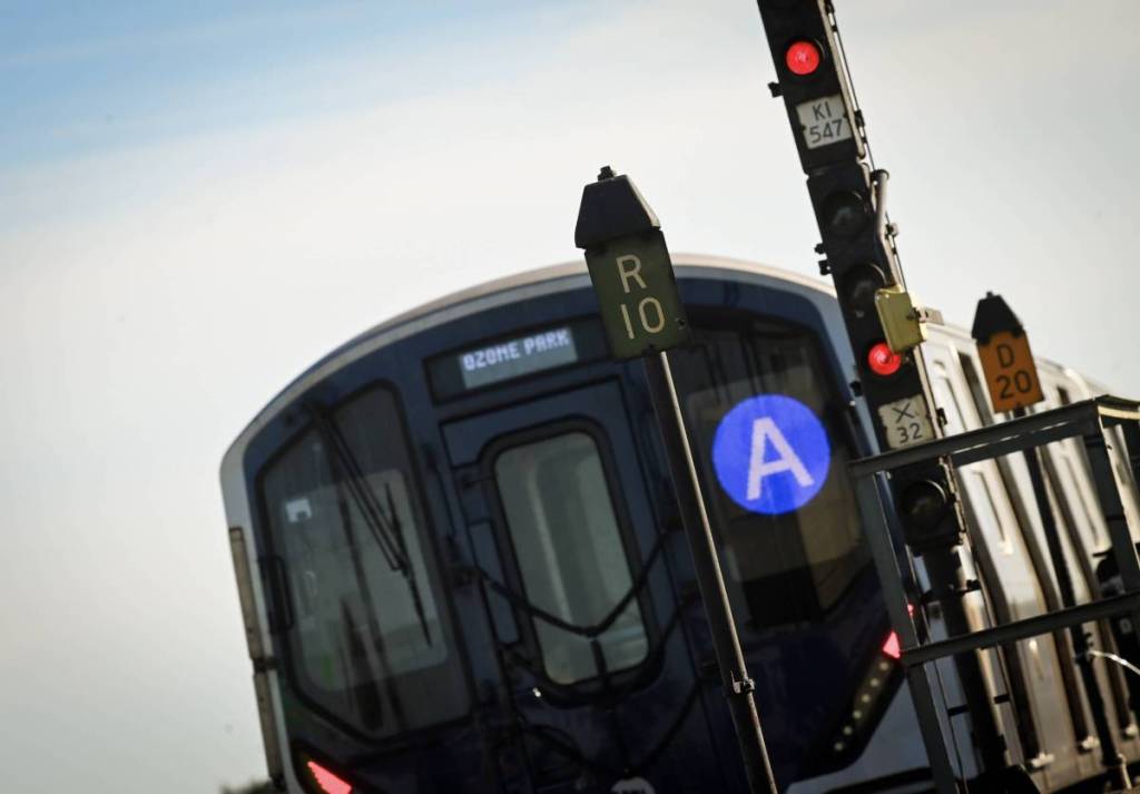 Los trenes A y C siguen funcionando con señales de la década de 1930; ahora, una reforma de 1.9 mil millones de dólares —la mayor en la historia de la MTA— las está sustituyendo por fin