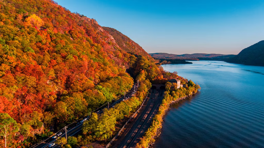 Un viaje panorámico en tren desde Nueva York por 15 dólares hace parada en 5 encantadoras localidades del valle del Hudson para disfrutar de algunos de los mejores paisajes otoñales del estado, y este otoño se añaden 12 viajes adicionales
