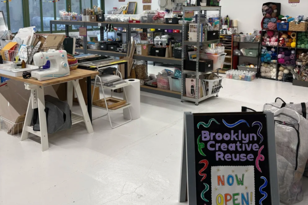 Brooklyn Creative Reuse a Industry City vende materiali artistici di seconda mano a partire da soli 3 dollari a libbra — e con un turno di volontariato di tre ore ti guadagni una borsa gratis da portare a casa