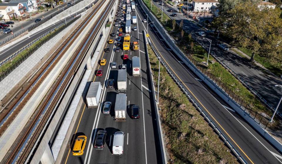 Tras seis años de obras, los nuevos carriles para vehículos compartidos de la Van Wyck hacia el JFK, con un coste de 1.4 mil millones de dólares, por fin están abiertos: aquí te contamos quién puede usarlos