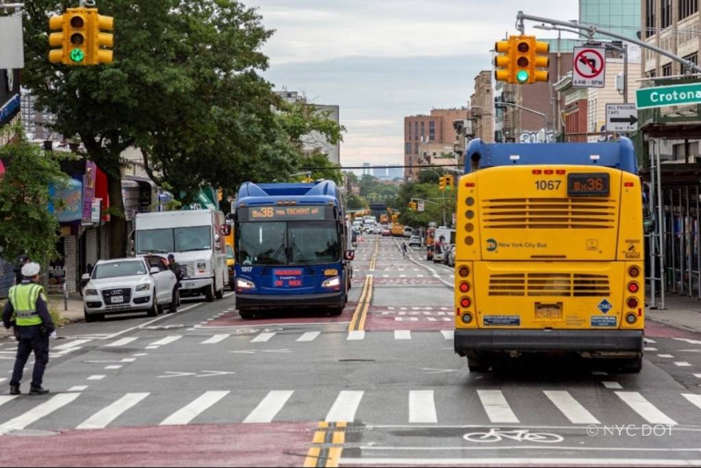 La prima corsia riservata agli autobus del Bronx è ufficialmente operativa su Tremont Avenue: ecco le regole che gli automobilisti devono conoscere per evitare multe fino a 250 dollari