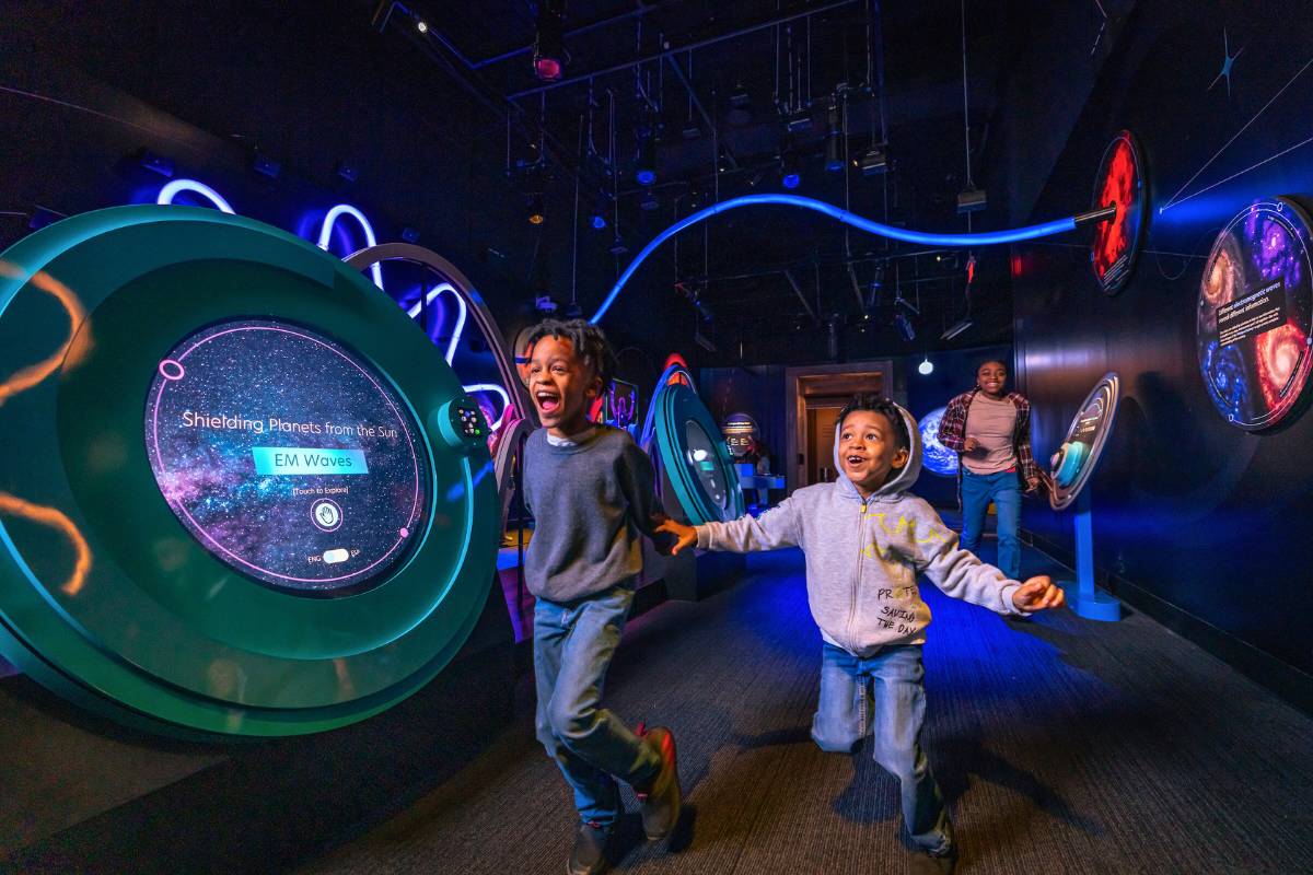 children running in the museum