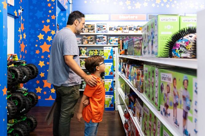 It’s Official: Toys“R”Us Is Back in the Philly Area With Seasonal Shops Opening at KOP and Deptford Mall