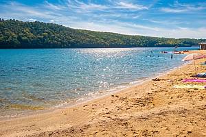 The most beautiful inland beach in Pennsylvania is in the Poconos only 1.5 hours from Philly — with a 525-foot sand beach & scenic mountain views
