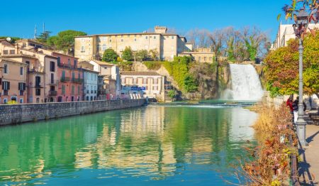 Vicino a Roma c’è un meraviglioso borgo con una cascata in pieno centro