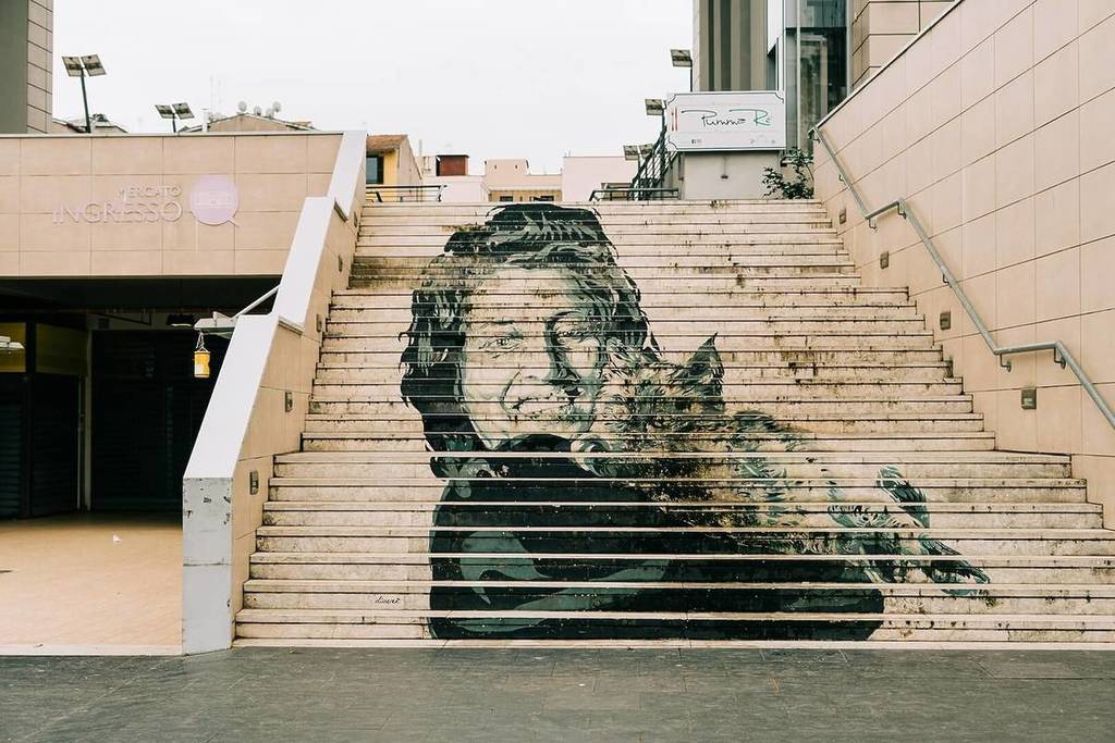 Murales de Anna Magnali en el mercado Trionfale, Roma