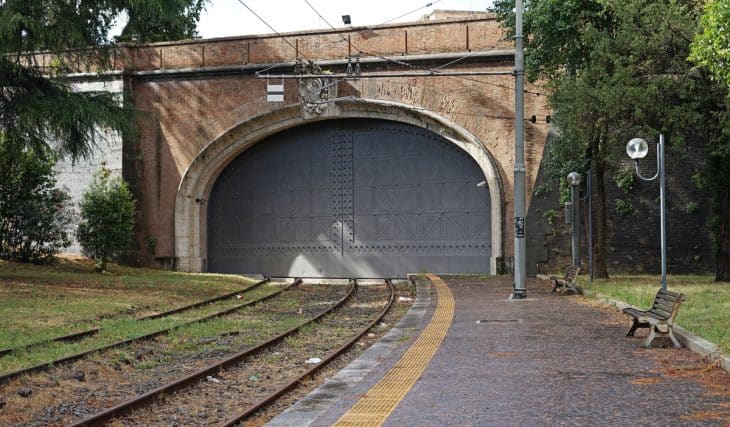 Passeggiata del Gelsomino a Roma: il sentiero segreto con vista e profumi indimenticabili!