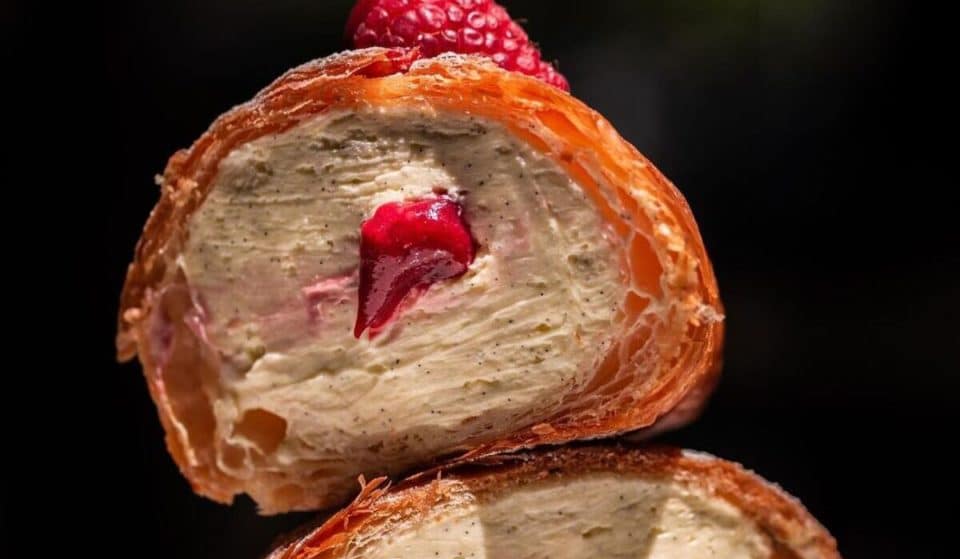 In una pasticceria romana puoi mangiare un croissant ripieno di maionese ai lamponi