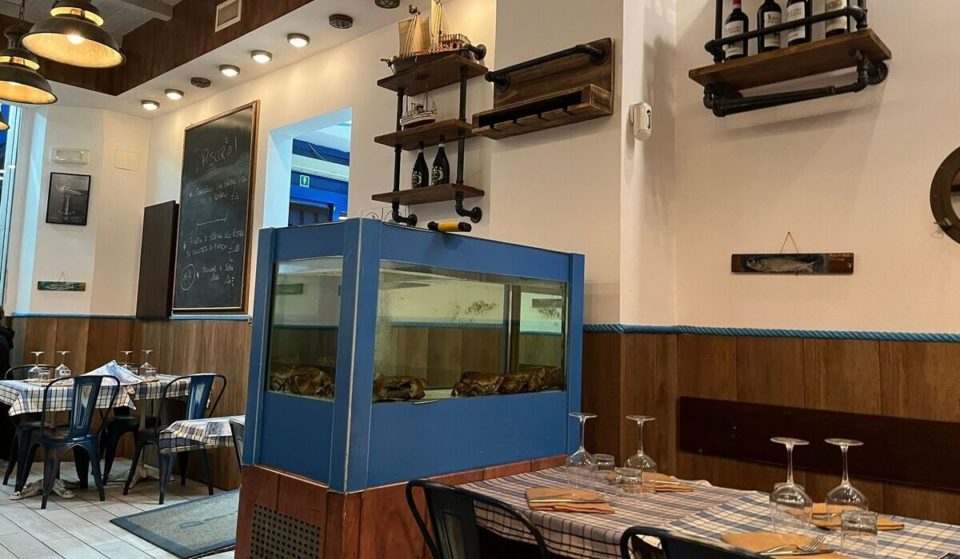 In una pescheria a Roma puoi mangiare pesce crudo, cotto e fritto