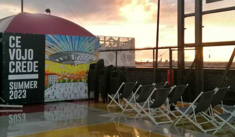 Questo mese arriva il concerto gratuito di Brusco su una terrazza romana