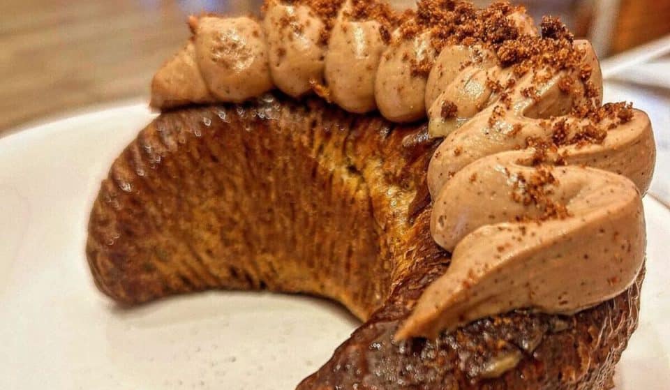In una caffetteria/pasticceria a Roma puoi mangiare i cornetti a forma di luna
