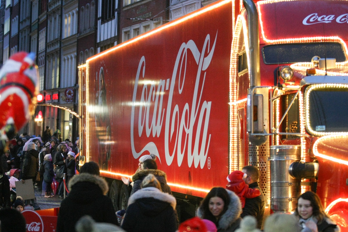 camion coca cola avec camionnette et pub soleil