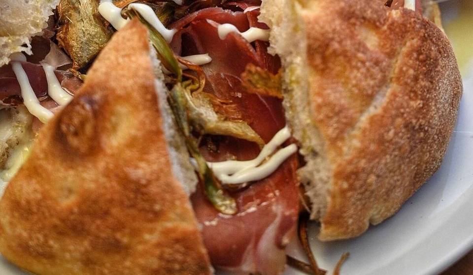 In una pizzeria a Roma puoi mangiare la pizza al padellino, tipica di Torino