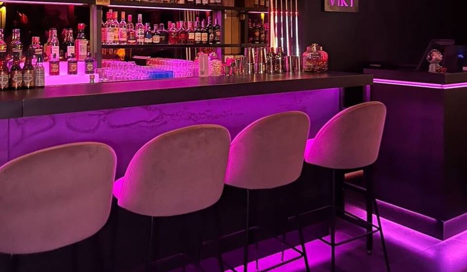 A Roma c’è un cocktail bar rosa nascosto sopra a una pizzeria: ecco come si accede