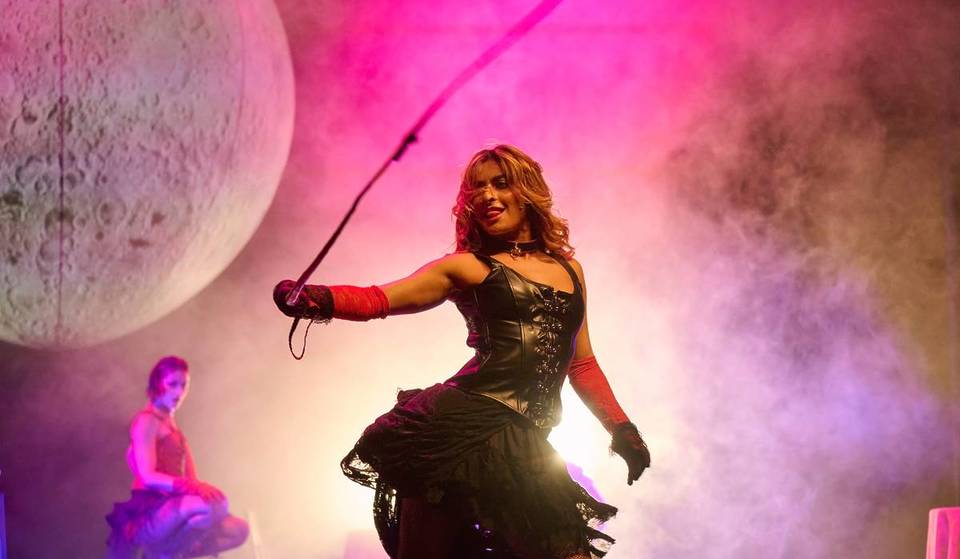 La storia di Dracula prende vita al chiaro di luna in un seducente cabaret a Roma