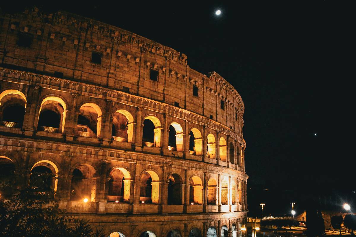 vedere il Colosseo di notte è una delle cose da fare di sera a Roma