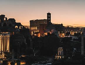 Esplorate le rovine illuminate della Roma Antica: ripartono le passeggiate notturne tra i Fori Imperiali