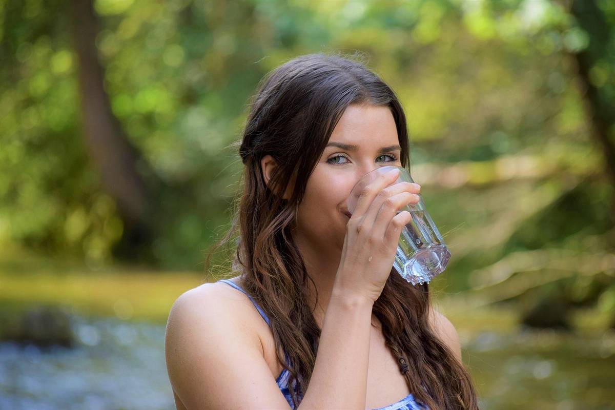 bere acqua