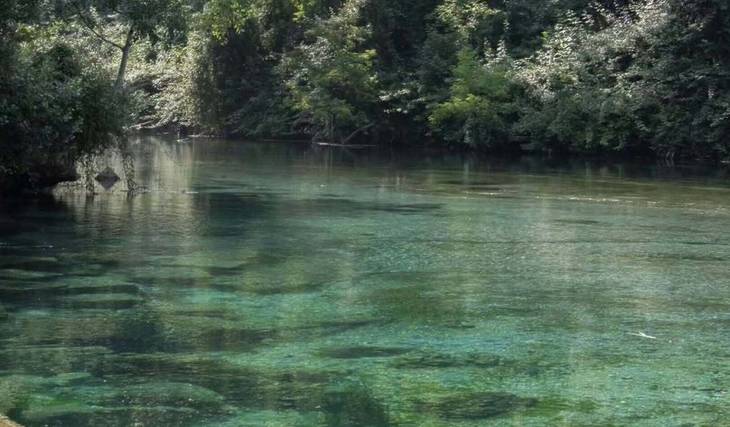 La piscina naturale più affascinante al mondo a solo 1 ora e mezza da Roma
