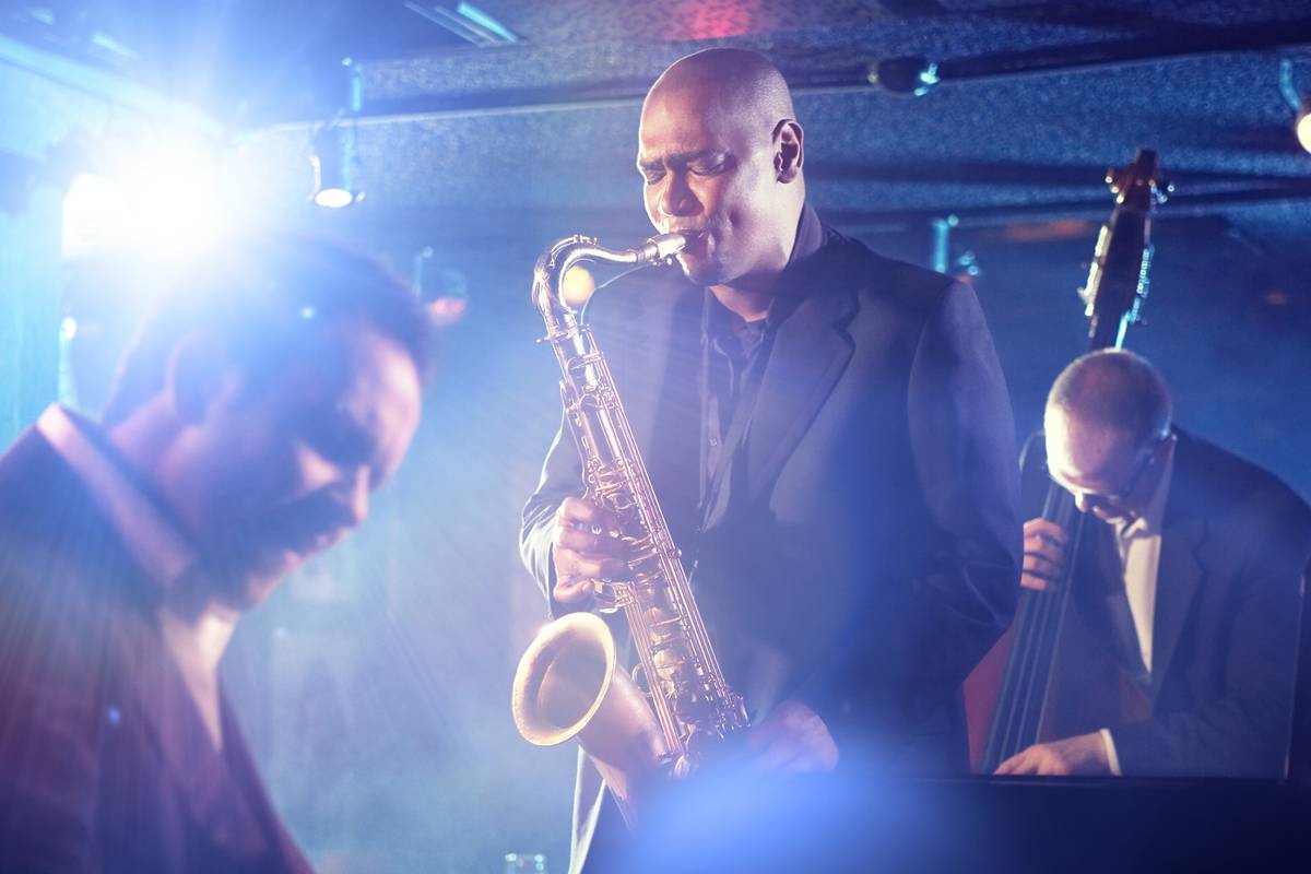 musicista suona il sassofono in un jazz club di roma