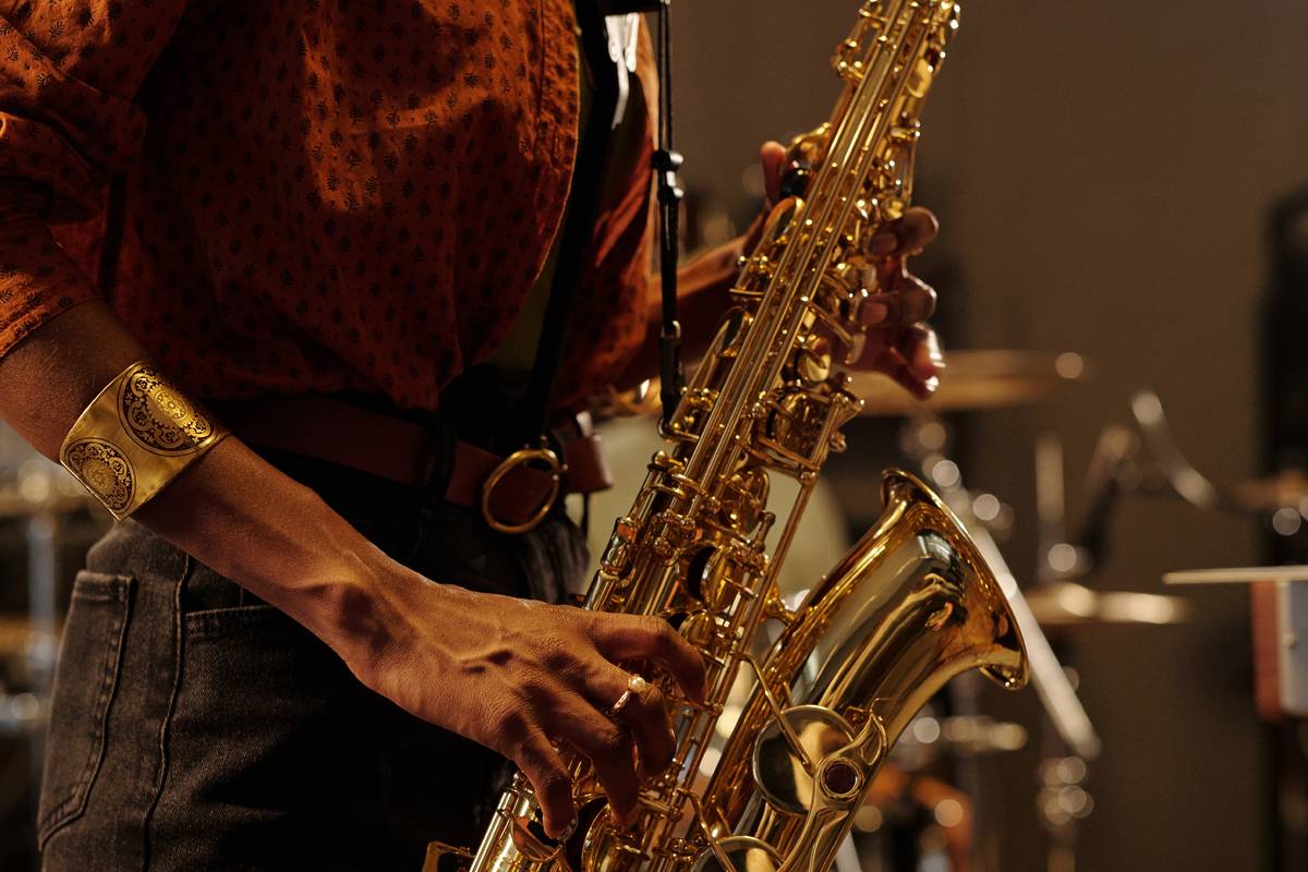 Sassofonista suona durante uno spettacolo di Jazz all'Alexanderplatz di Roma