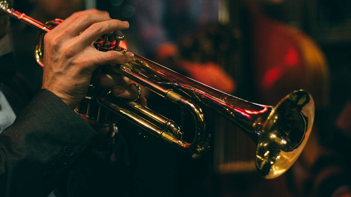 Un musicista suona la tromba durante uno spettacolo jazz in uno dei locali jazz a Roma