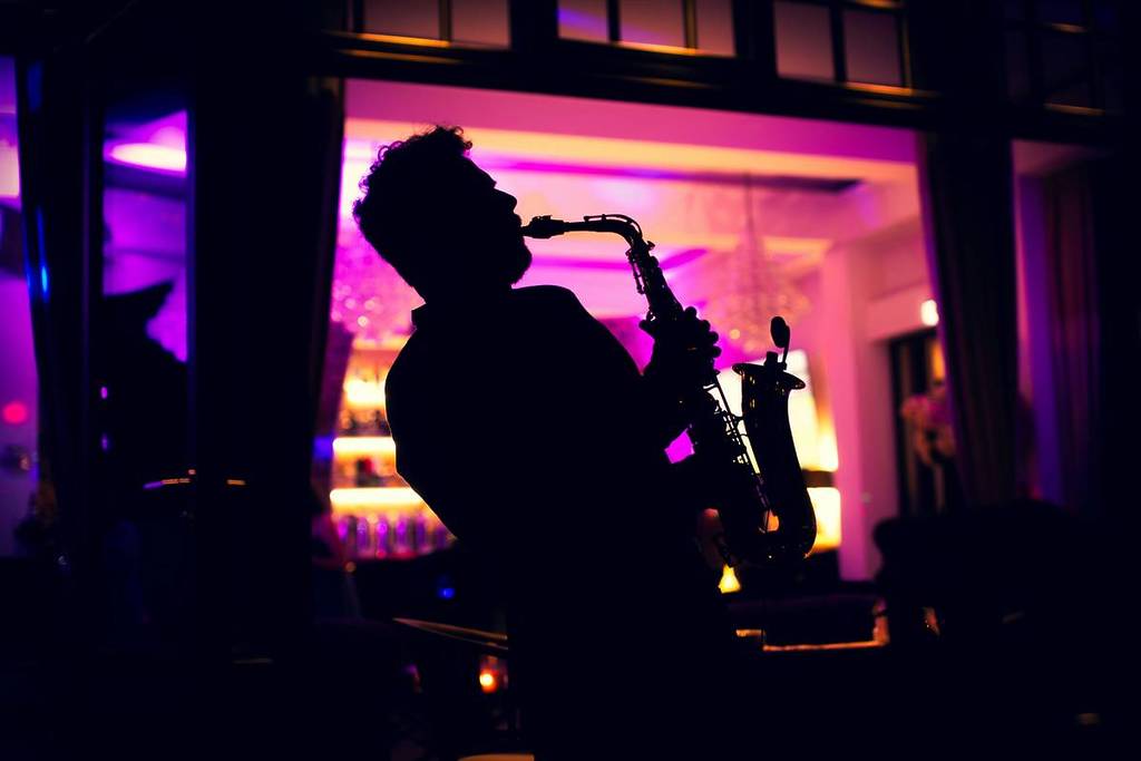 jazzista suona il sassofono durante uno spettacolo di musica dal vivo in uno dei migliori locali jazz di Roma