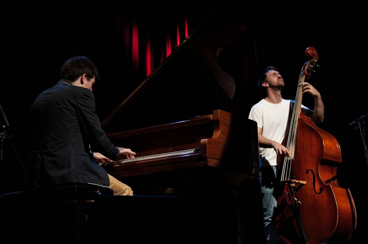 Due musicisti suonano il piano ed il basso durante uno spettacolo di jazz in uno dei jazz club di Roma