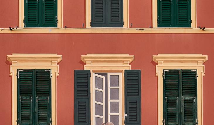 Perché su alcuni palazzi a Roma le finestre sono state disegnate o murate?
