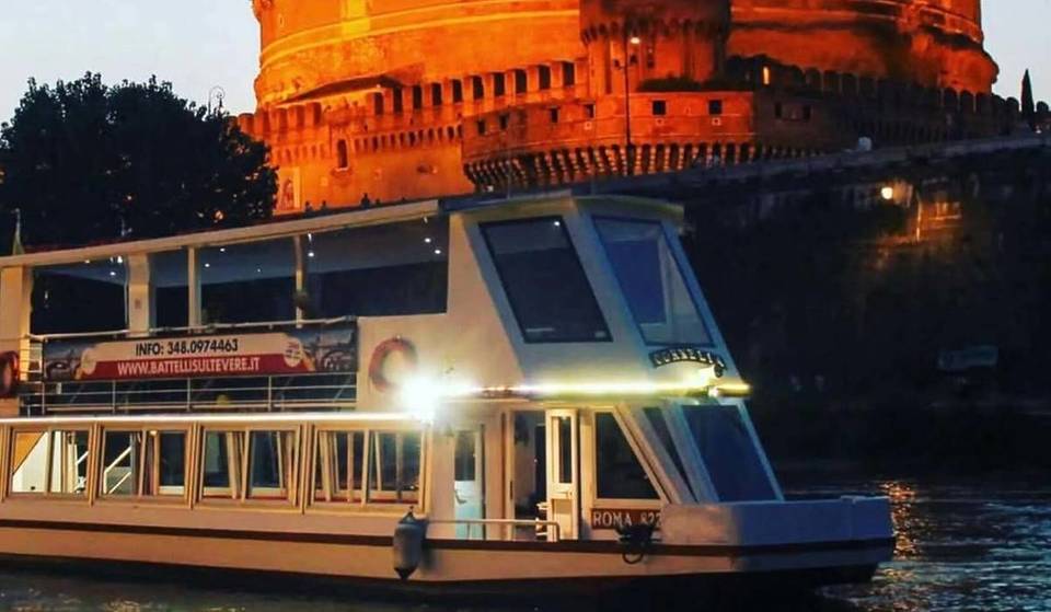 In Rom können Sie an Bord eines Bootes gehen und ein Abendessen unter dem Sternenhimmel mit Live-Jazzmusik genießen