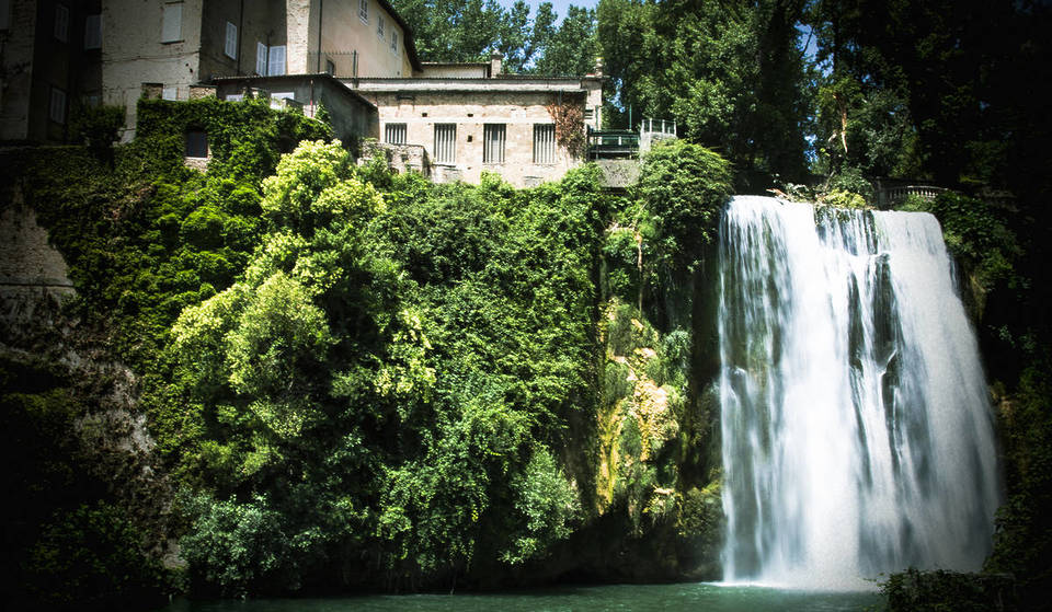 Nur 1,30 Stunden von Rom entfernt können Sie das wunderbare Dorf im Latium entdecken, das als &#8222;Dorf der Wasserfälle&#8220; bekannt ist.