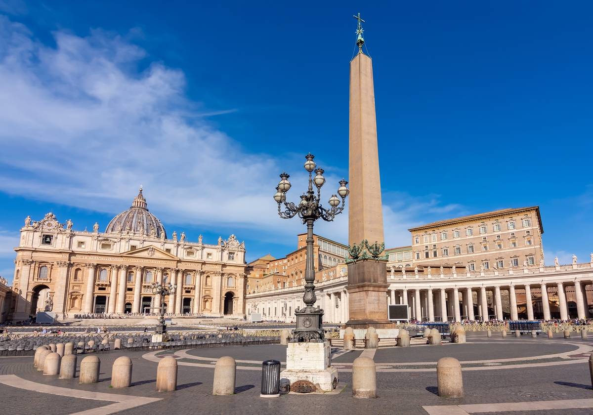 Piazza San Pietro con la Basilica, l’obelisco egizio e il cielo azzurro sullo sfondo