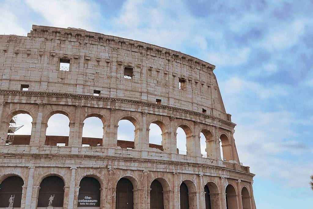 Arcate e facciata laterale del Colosseo a Roma