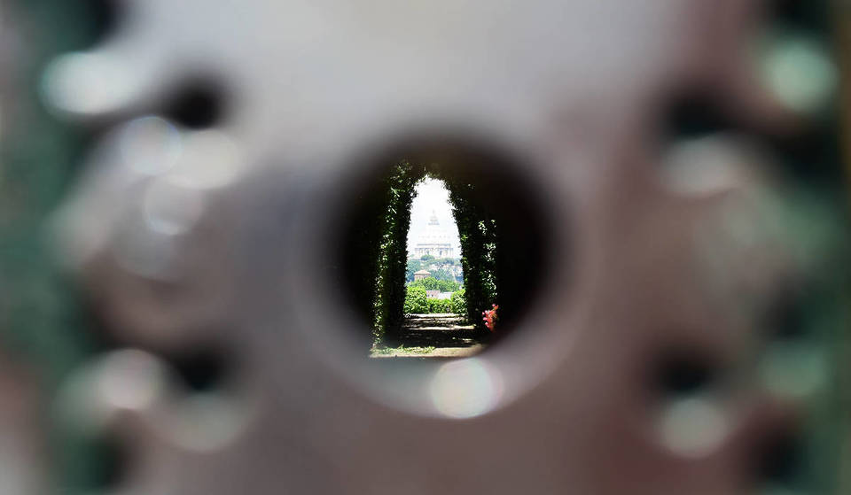 El efecto óptico más sorprendente de Roma, que permite ver la cúpula de San Pedro a distancia desde un agujero