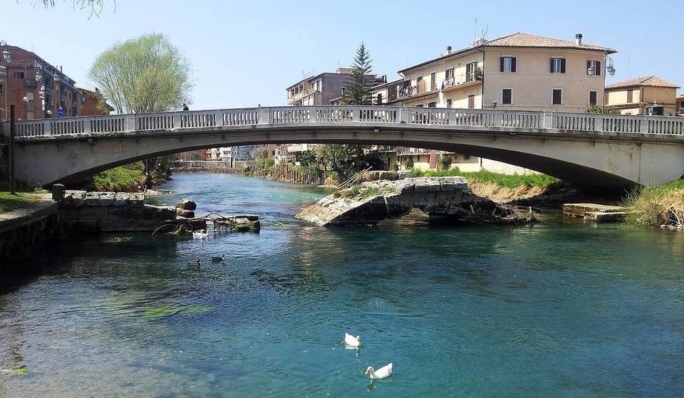 Ce n&rsquo;est ni Venise ni Burano : à quelques kilomètres de Rome, il y a un village enchanté où le temps s&rsquo;est arrêté.