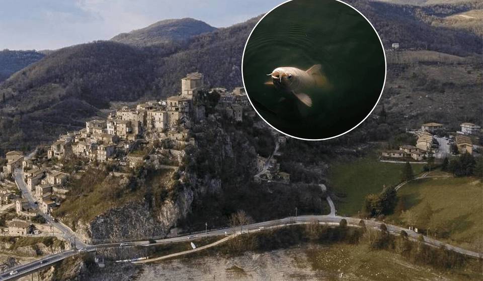 La « Petite Suisse » à une heure de Rome : le village médiéval suspendu au-dessus d&rsquo;un lac turquoise qui semble tout droit sorti d&rsquo;un conte de fées.