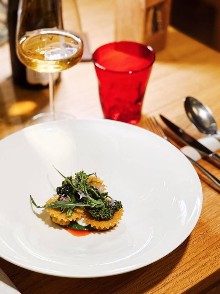 Agnolotti farcis à la viande de veau, aux amandes, à la n'duja et aux brocolis