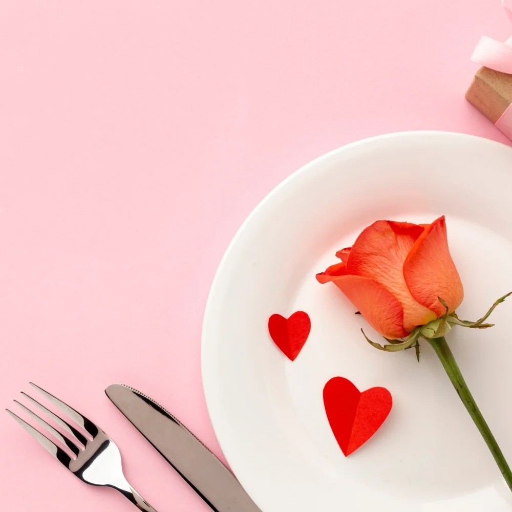 Assiette avec une rose rouge et des cœurs