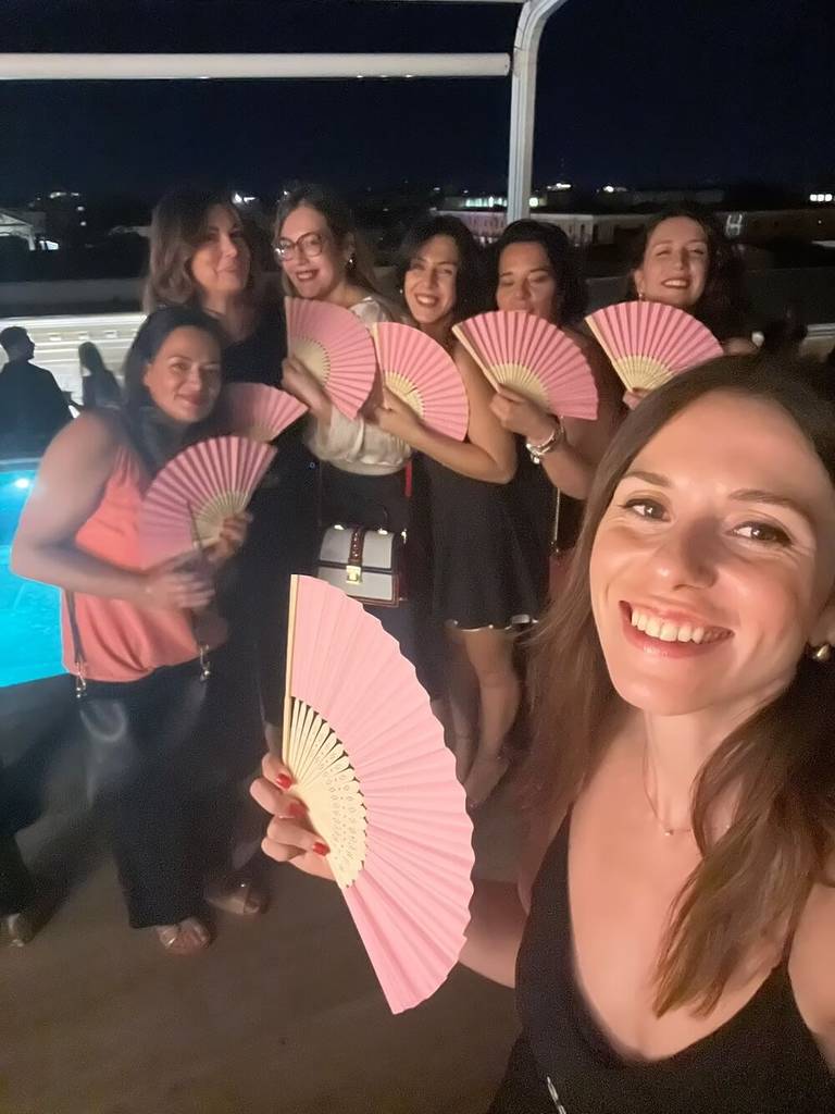 Raparigas que participam num evento para socializar