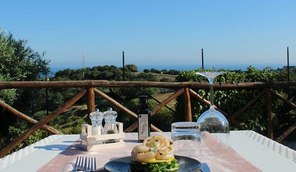 Ein Agriturismo mit Meerblick in der Nähe von Rom, der die Rezepte der Großmutter modernisiert: Entdecke das 30-Euro-Menü mit Picanha al Teriyaki und Tortellini mit rosa Grapefruit.