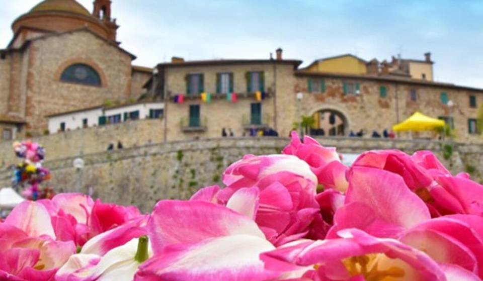 A poca distanza da Roma, il borgo medievale che una volta all’anno “esplode” di petali