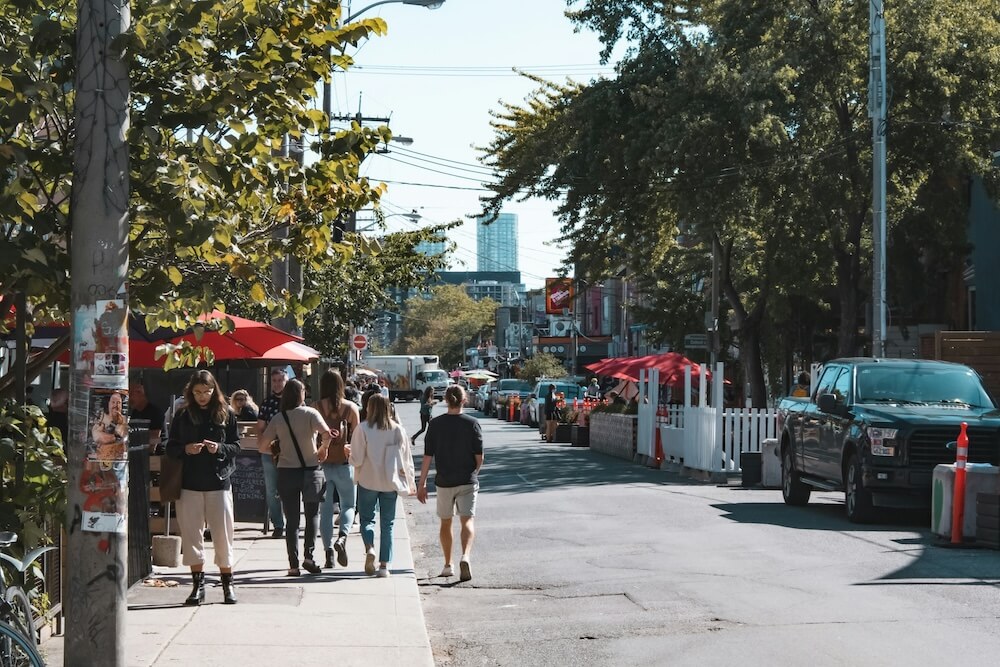Des gens dans les rues d’une ville