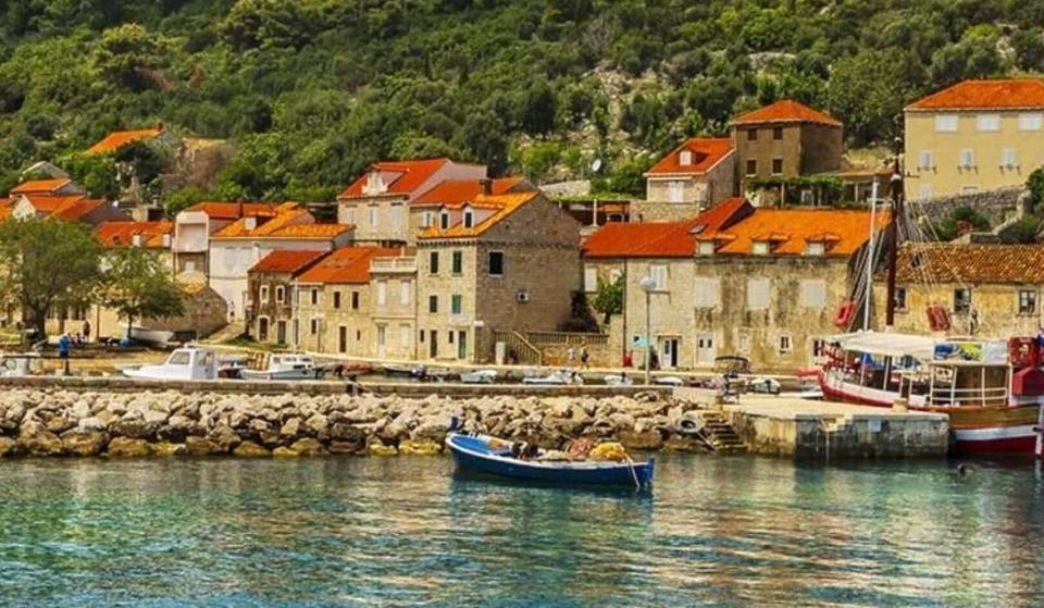 Just 4 hours from Rome lies an island in the Guinness Book of World Records: white stone, record-breaking olive trees, and not a single resort