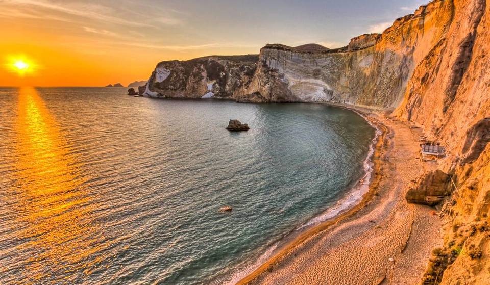 À moins de trois heures de Rome se trouve une baie avec une imposante falaise de tuf clair : c&rsquo;est la deuxième plus belle plage d&rsquo;Italie