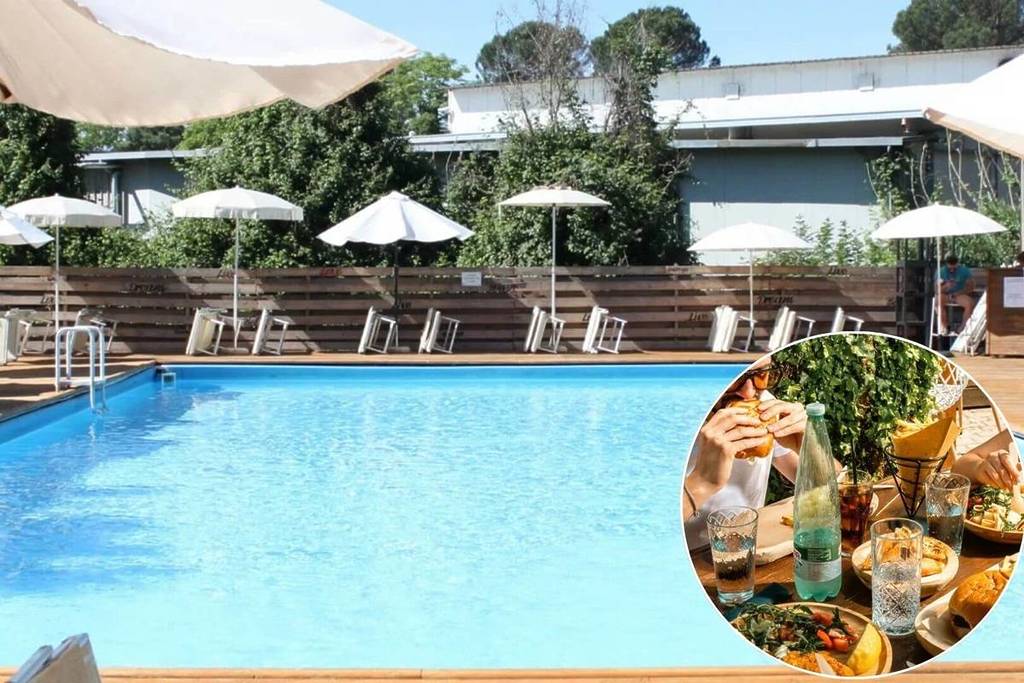 Grande piscina azzurra all'aria aperta con ombrelloni e sdraio bianchi