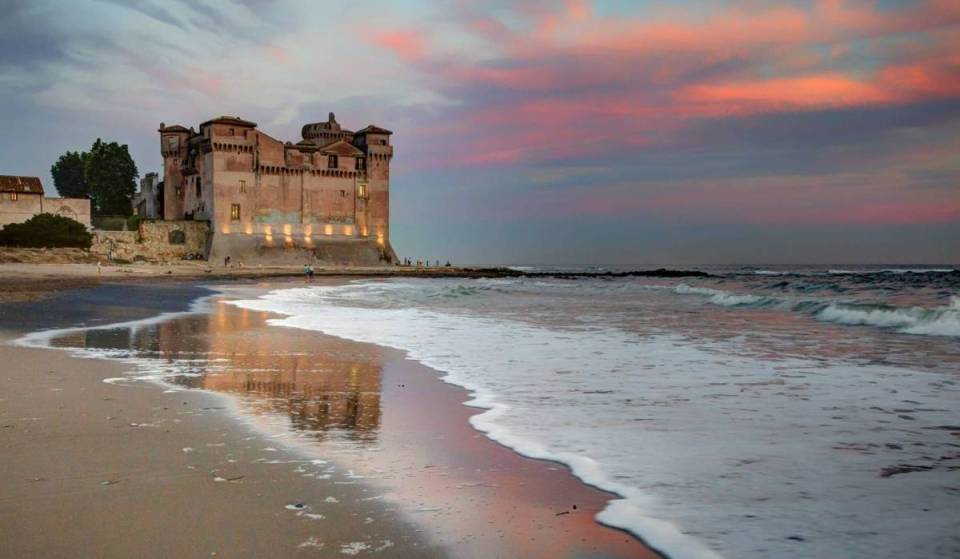 Una pittoresca località costiera situata a soli 60 km da Roma, dominata da un castello fiabesco del XIV secolo che sorge direttamente sulla spiaggia sabbiosa