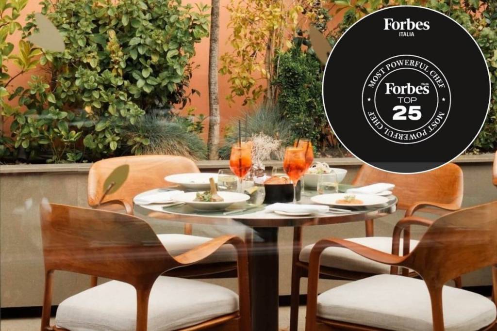 La soleada terraza del restaurante Il Giardino, con platos romanos de temporada recién hechos, acompañados de un spritz bien fresquito