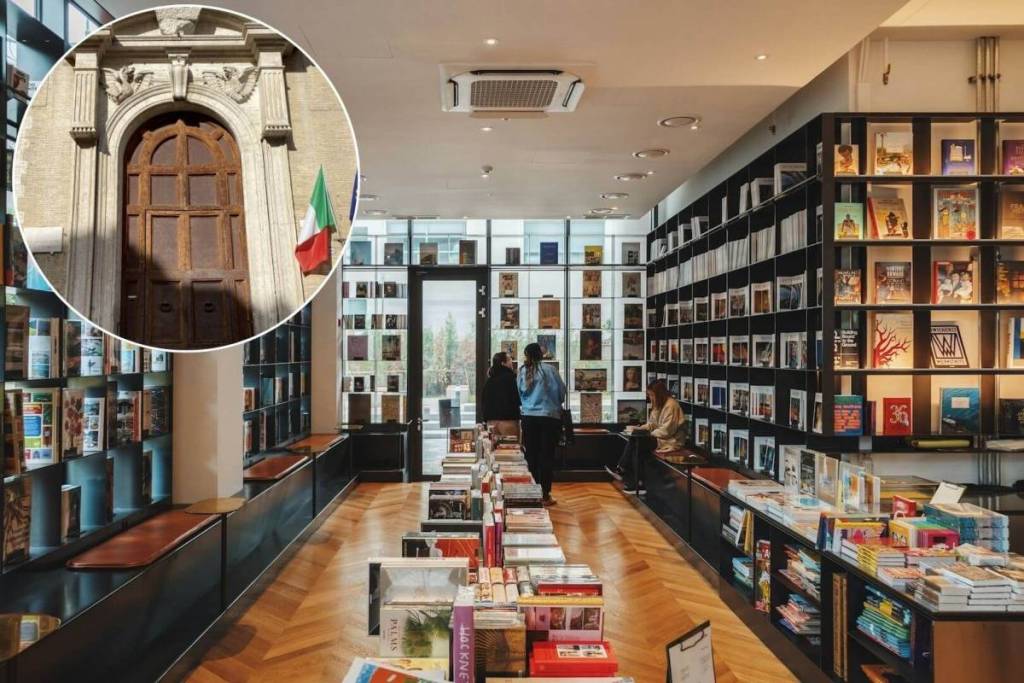 Interno di una moderna libreria indipendente con libri esposti; in un riquadro circolare in alto, il portone storico del Collegio Romano, sede del Ministero della Cultura.