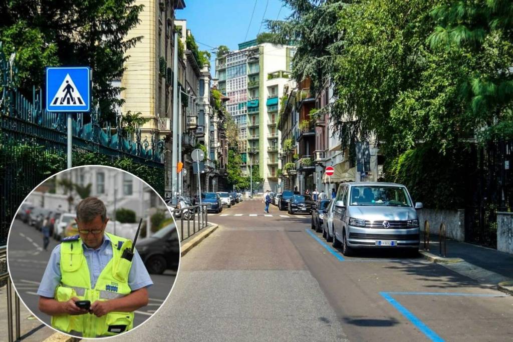 Strada urbana con auto parcheggiate negli stalli blu e attraversamento pedonale; nell'inserto, un addetto in giubbotto ad alta visibilità utilizza un dispositivo portatile.
