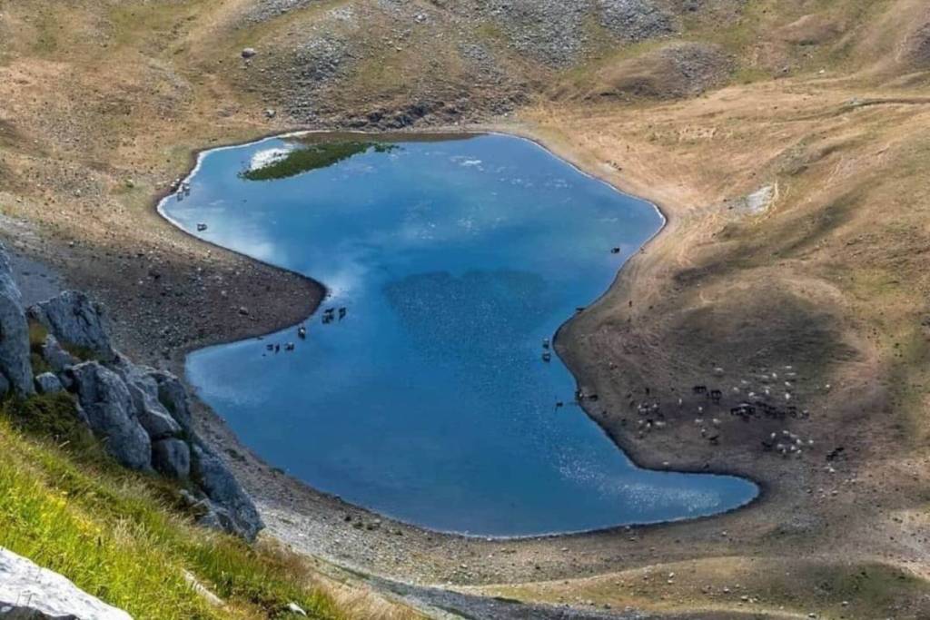 Veduta panoramica del Lago della Duchessa a forma di otto tra le montagne di Borgorose nel Lazio.
